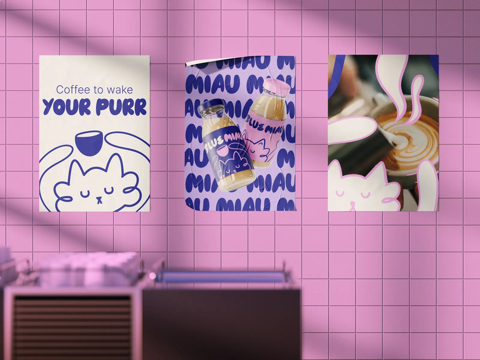 Tres afiches de Blue Miau sobre una pared de azulejos rosados