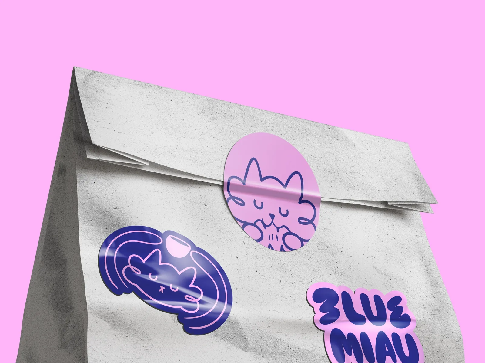 Bolsa de papel de Blue Miau con los stickers del gato sobre fondo rosa