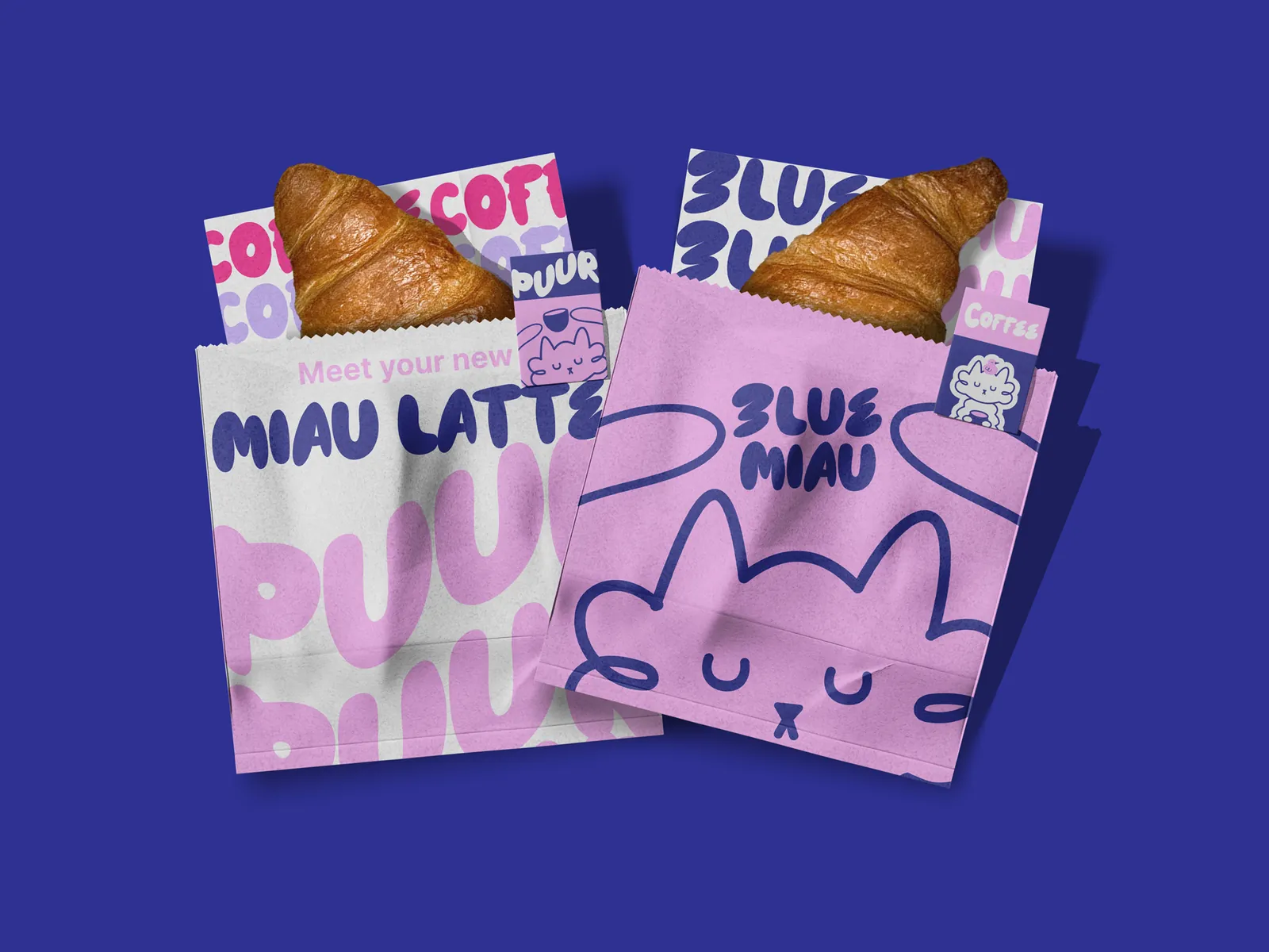 Bolsas de Blue Miau con croissants y el lettering MIAU LATTE