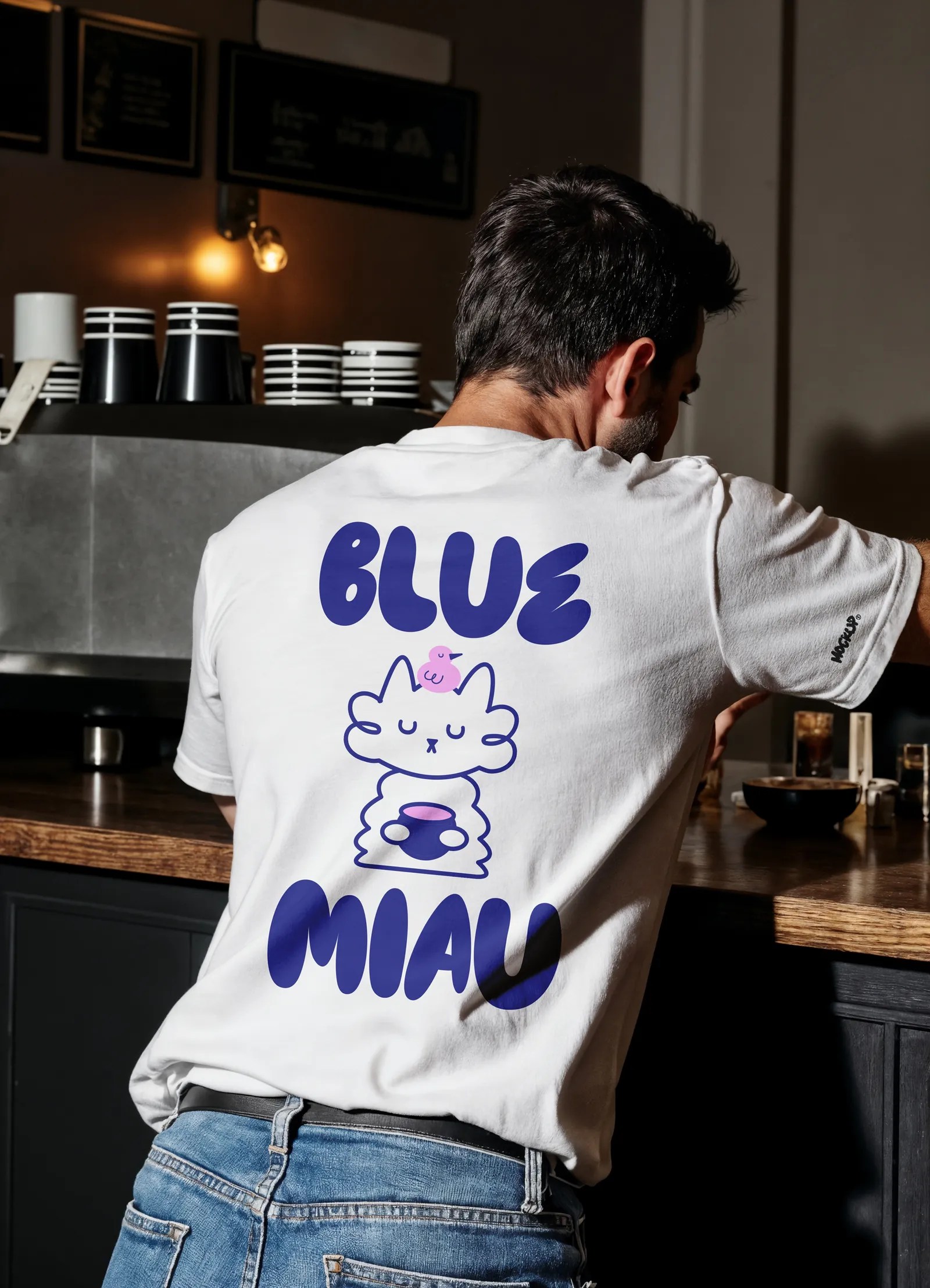 Remera blanca con el logotipo de Blue Miau estampado en la espalda