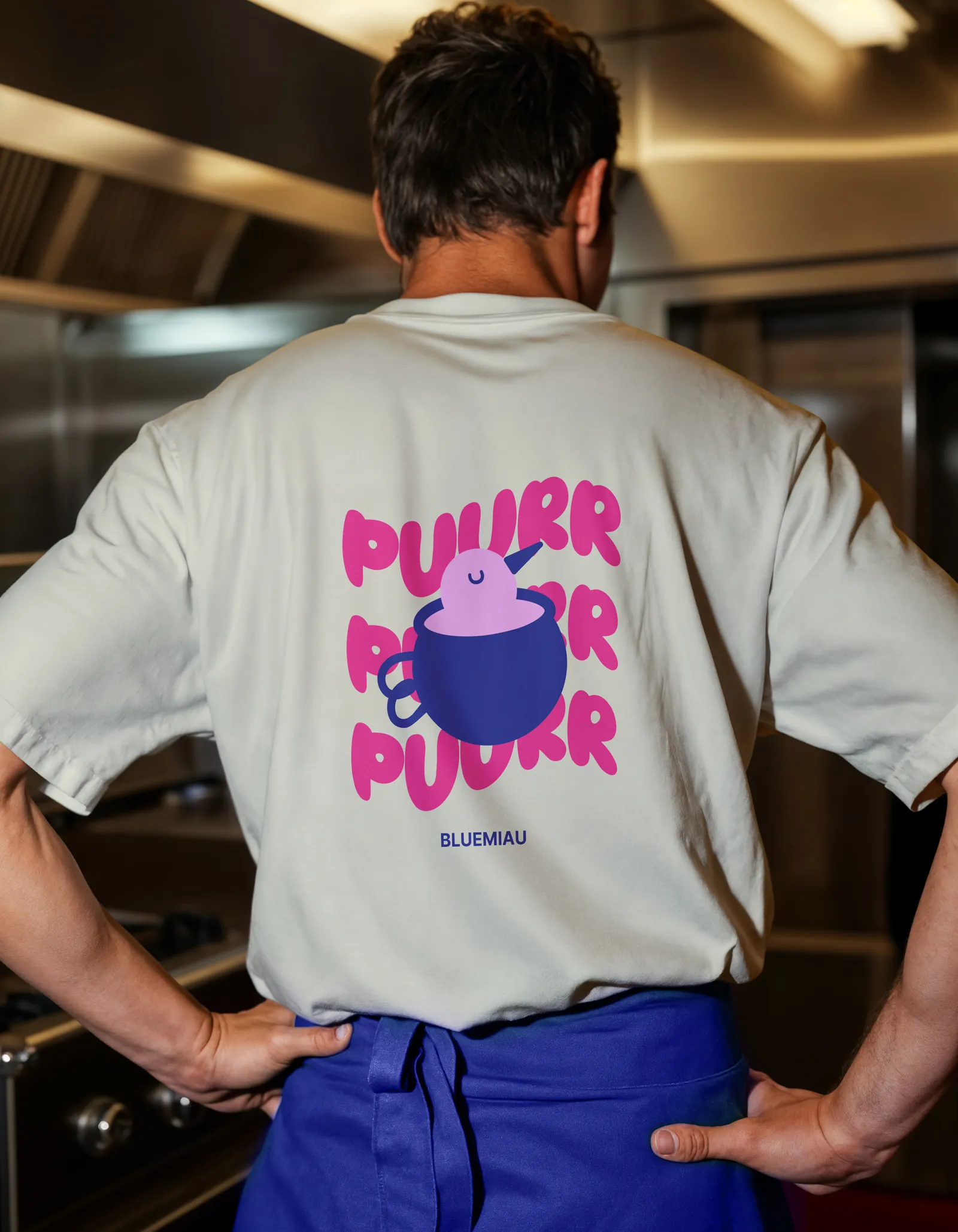 Remera de Blue Miau con la estampa PUURR y la taza azul