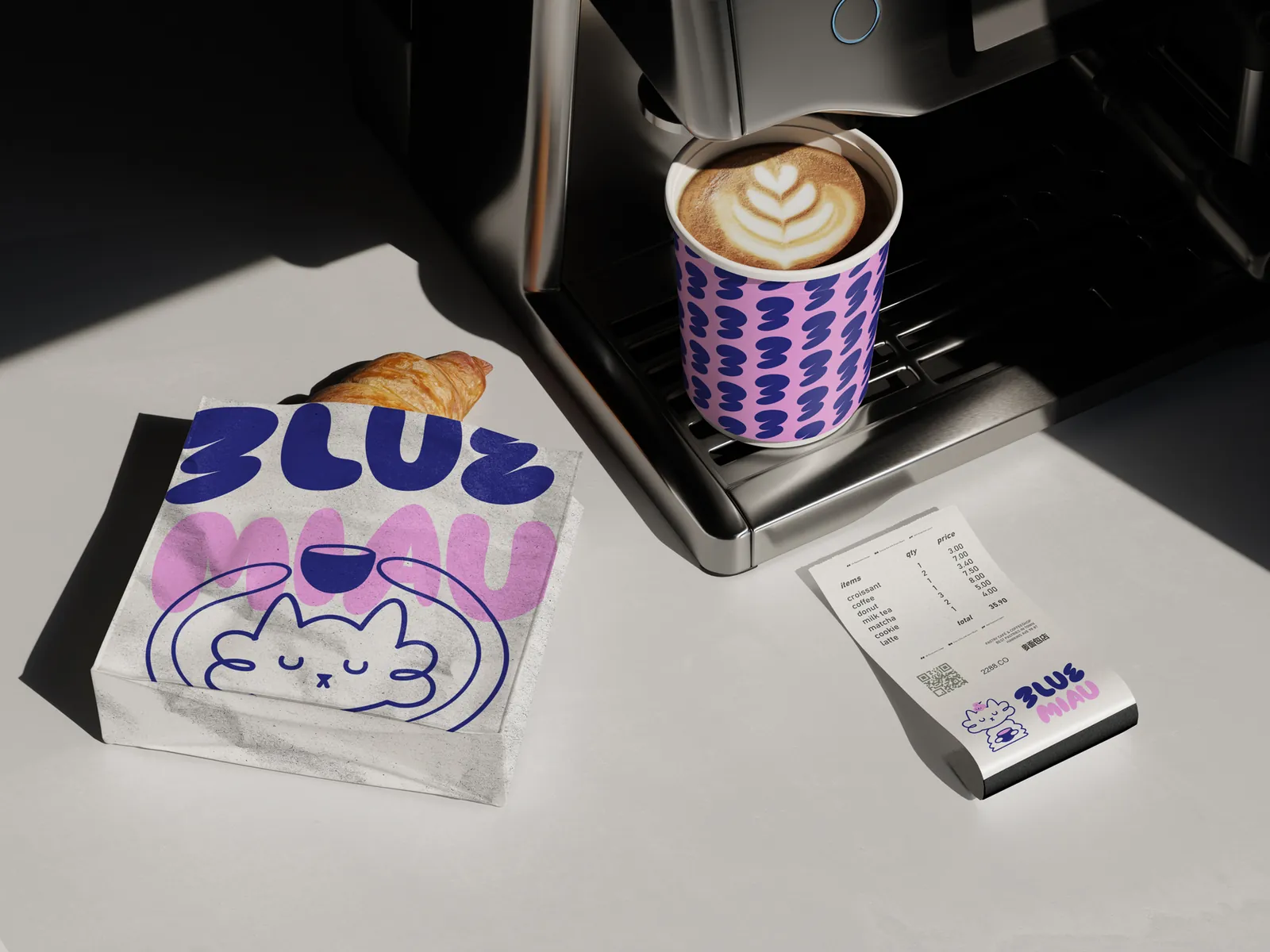 Servilleta, vaso y ticket de Blue Miau junto a la máquina de café