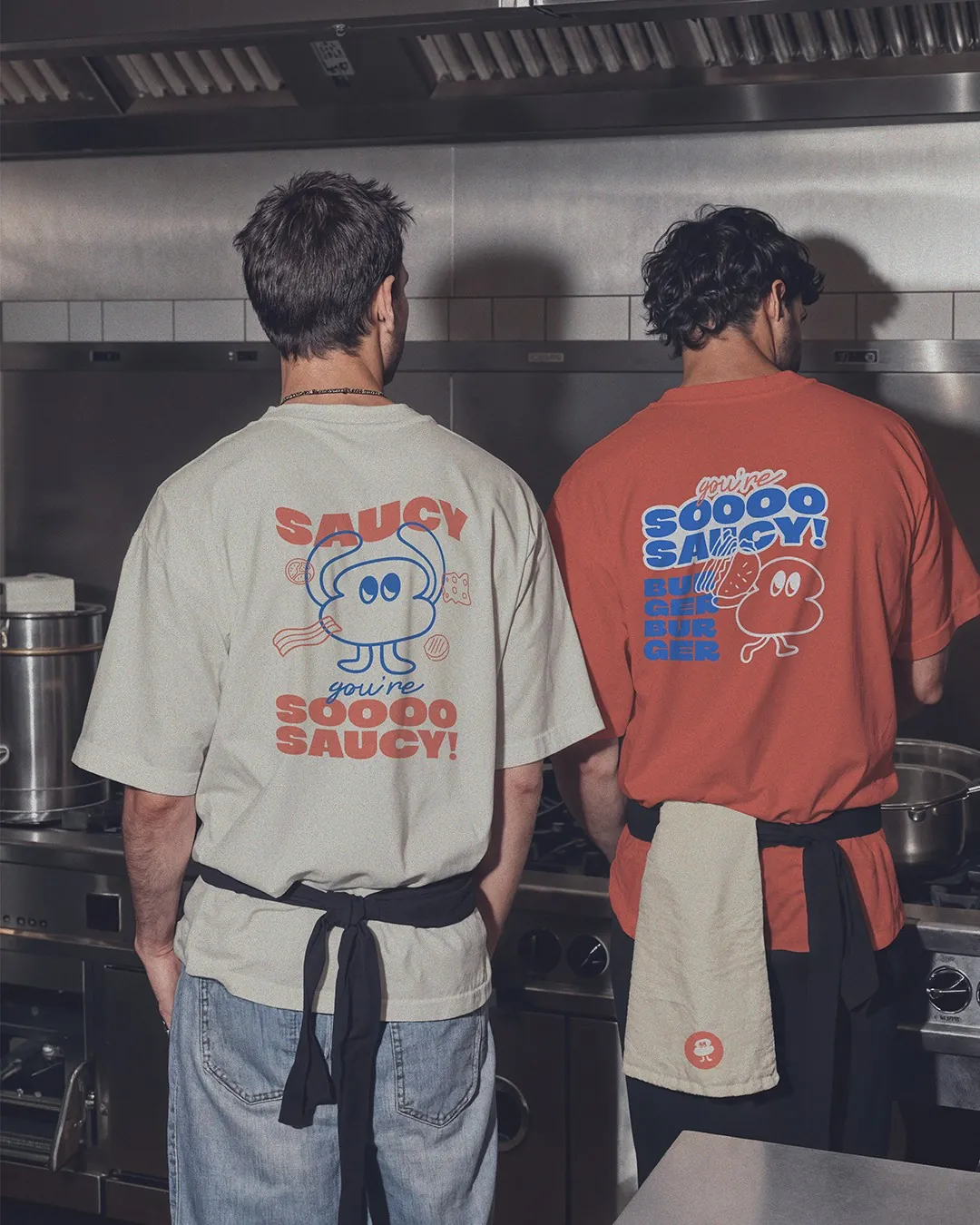 Remeras de Saucy con las estampas SAUCY y SOOOO SAUCY! en la cocina del local