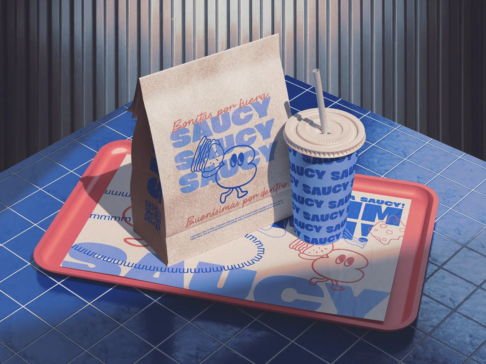 Bolsa, vaso y bandeja de Saucy sobre una mesa de azulejos azules