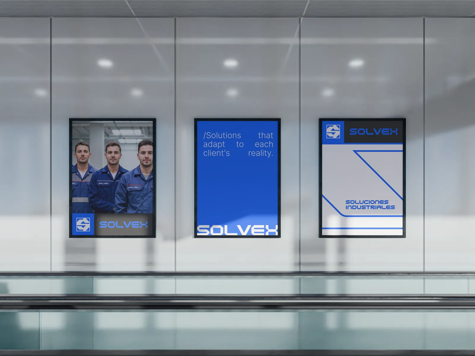 Tres afiches de Solvex montados en un corredor vidriado