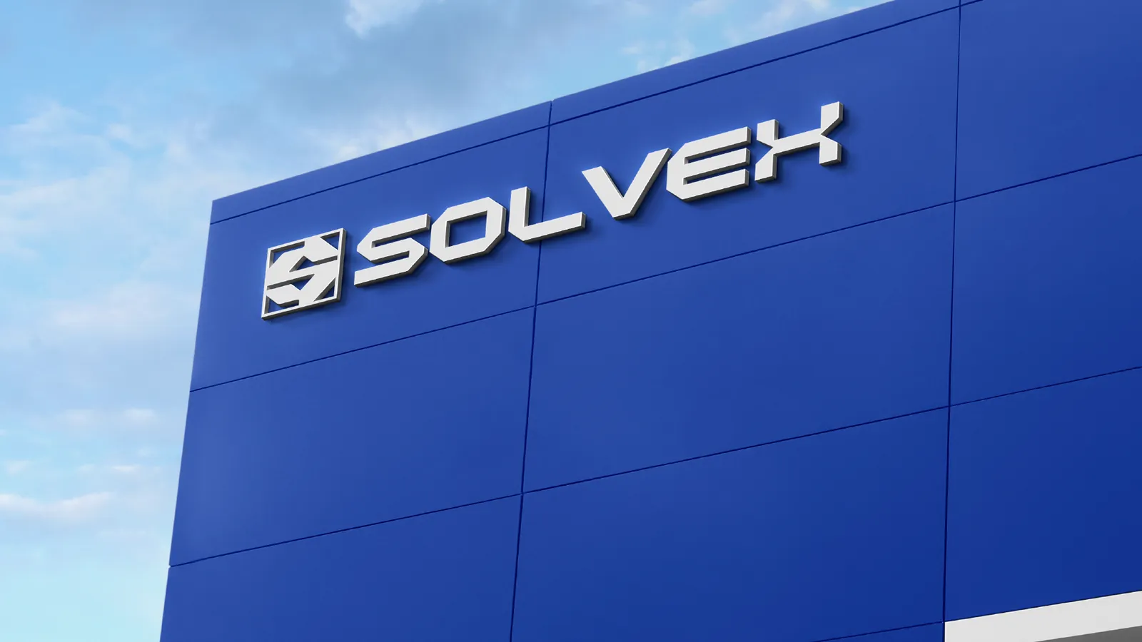 Fachada azul de la planta de Solvex con el logotipo en relieve