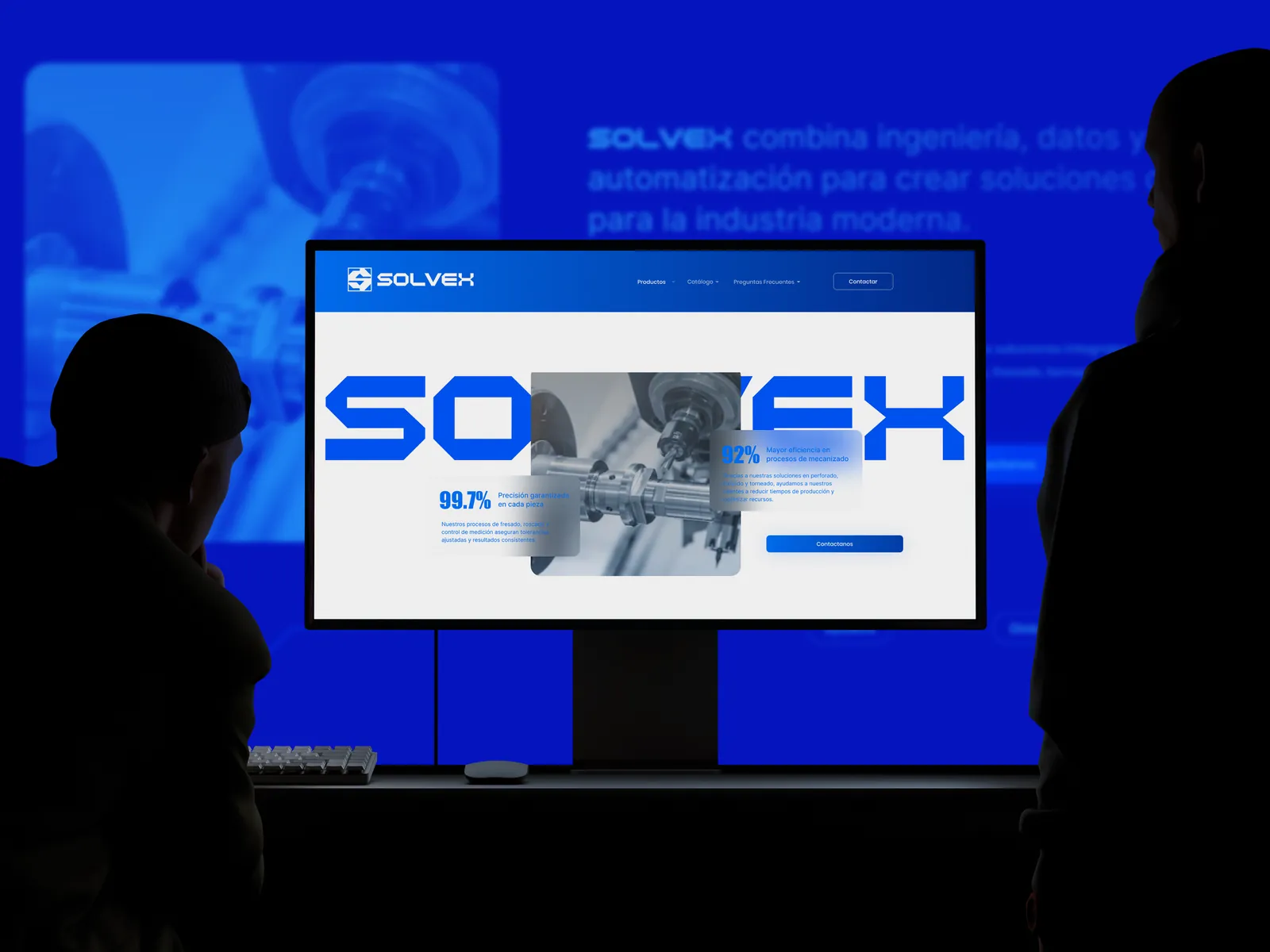 Sitio web de Solvex en pantalla, con los datos de precisión y eficiencia